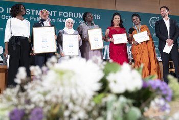 صورة جماعية للفائزات خلال حفل توزيع جوائز الأونكتاد لسيدات الأعمال  خلال منتدى الاستثمار العالمي 2018.