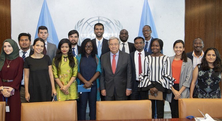 Katibu Mkuu wa UN Antonio Guterres (kati) akiwa na washiriki wa UNRAF 2018. Marygoreth Richard (kulia kwa Katibu Mkuu) ni mshiriki kutoka Tanzania