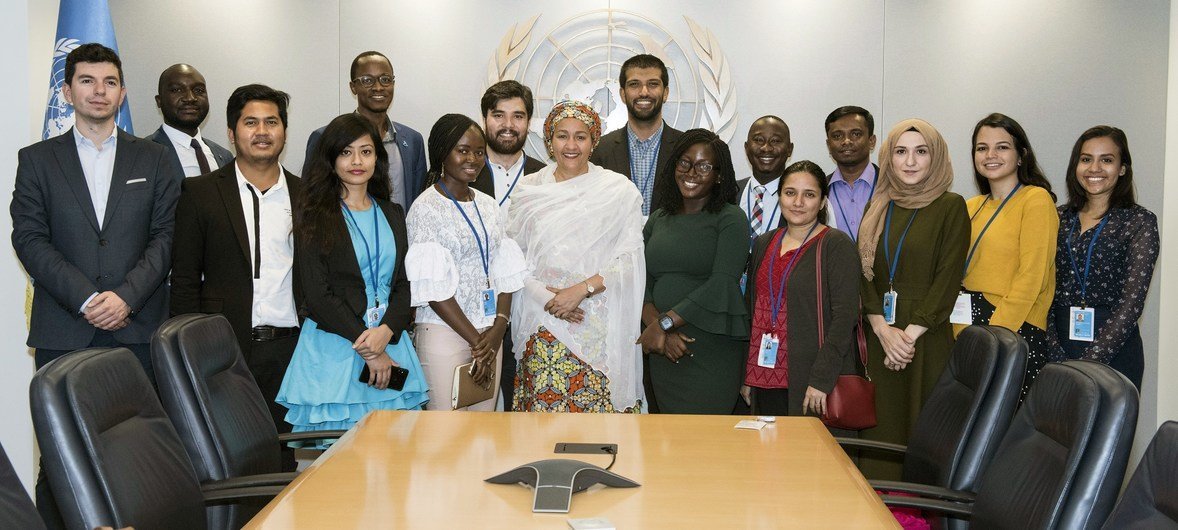 (أرشيف) نائبة الأمين العام، أمينة محمد (في الوسط) مع مجموعة من المشاركين في برنامج زمالة رهام الفرا التذكاري للصحافة.