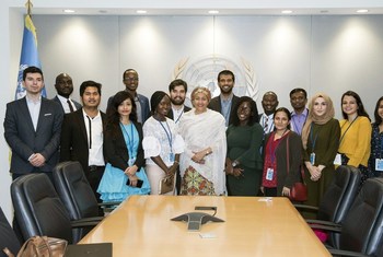 (أرشيف) نائبة الأمين العام، أمينة محمد (في الوسط) مع مجموعة من المشاركين في برنامج زمالة رهام الفرا التذكاري للصحافة.