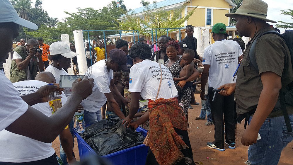 10月12日，国际移民组织为从安哥拉驱逐的3000名刚果民主共和国民众提供人道援助。