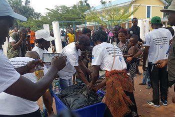 10月12日，国际移民组织为从安哥拉驱逐的3000名刚果民主共和国民众提供人道援助。