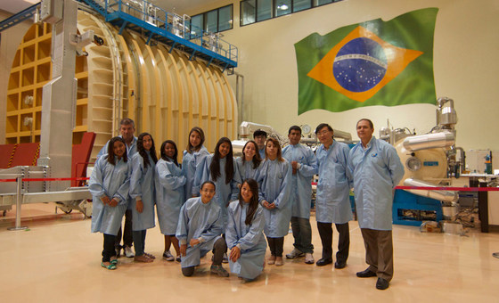 Estudantes do UbatubaSat na sede do Instituto Nacional de Pesquisas Espaciais brasileiro, INPE
