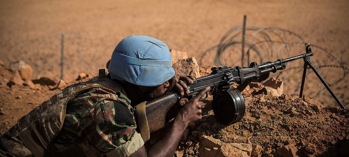 The Guinean contingent of MINUSMA is composed of 850 soldiers, including 16 women, and is based in Kidal in the extreme north of Mali. Seen here, a Guinean UN peacekeeper takes up position in the town of Kidal. 