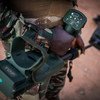 联合国马里维和部队的一名来自几内亚的维和士兵做好准备搜索爆炸物质。