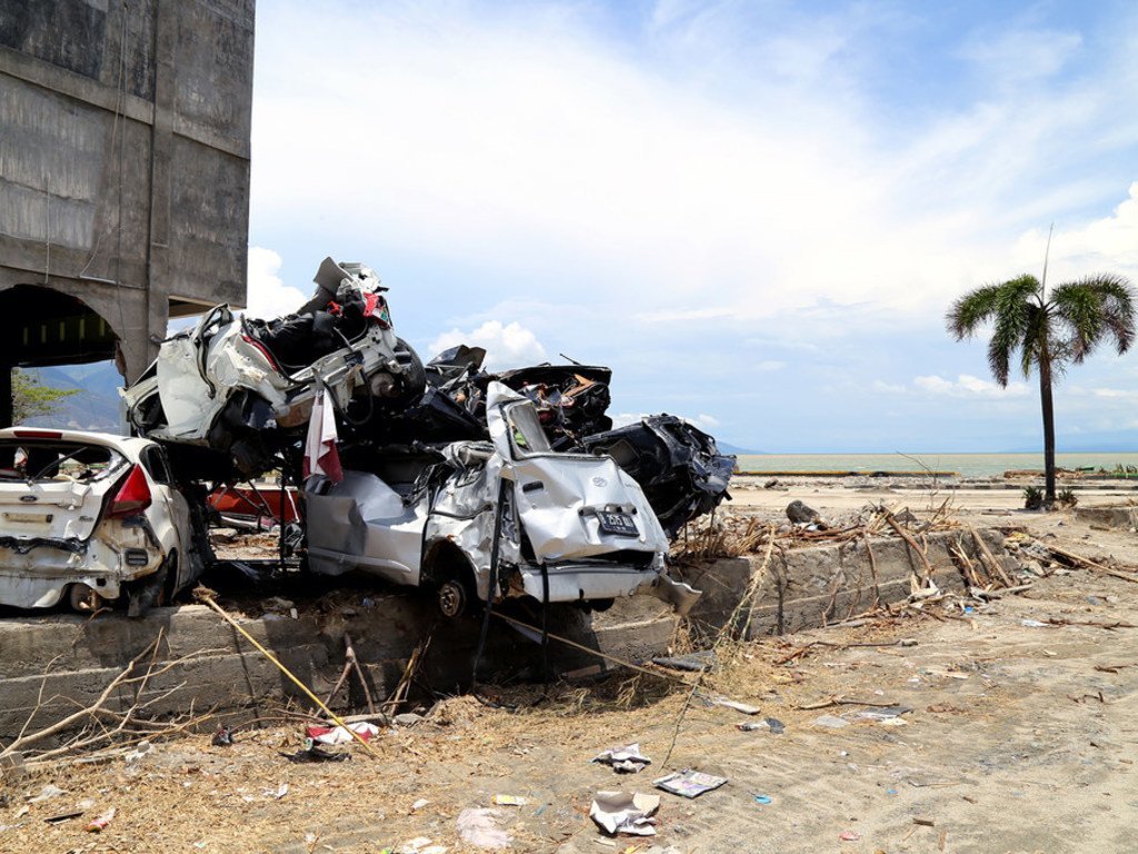 Des voitures endommagées par le séisme et le tsunami à Palu, surt l'île de Sulawesi, en Indonésie, Le séisme a provoqué un tsunami avec des vagues atteignant 20 pieds. 14 octobre 2018.