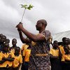 Des élèves à Juba, au Soudan du Sud, participent à une cérémonie au cours de laquelle 18 arbres sont plantés par leur école en octobre 2018.