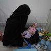 2017年4月，一名母亲和她的孩子也门萨那的一所医院内。