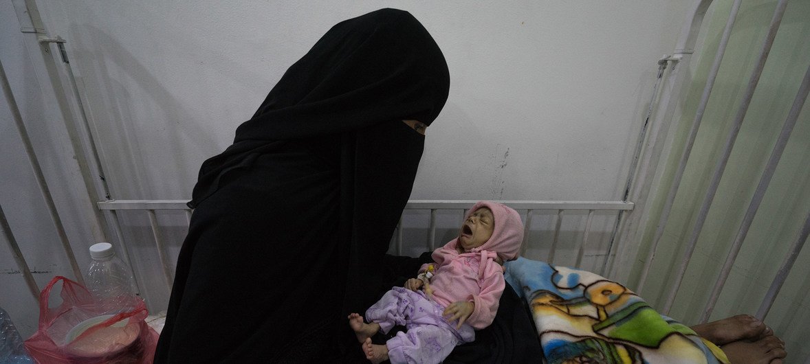 Una madre y su hijo en un hospital de Sanaa, Yemen.