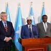 شريف حسن شيخ عدن (في الوسط)، رئيس ولاية جنوب غرب الصومالية مخاطبا الصحفيين خلال مؤتمر صحفي مشترك في بيدوا، مع نيكولاس هايسوم (يسار)، الممثل الخاص للأمين العام في الصومال. والسفير فرانسيسكو ماديرا الممثل الخاص للاتحاد الافريقي في الصومال (يمين).