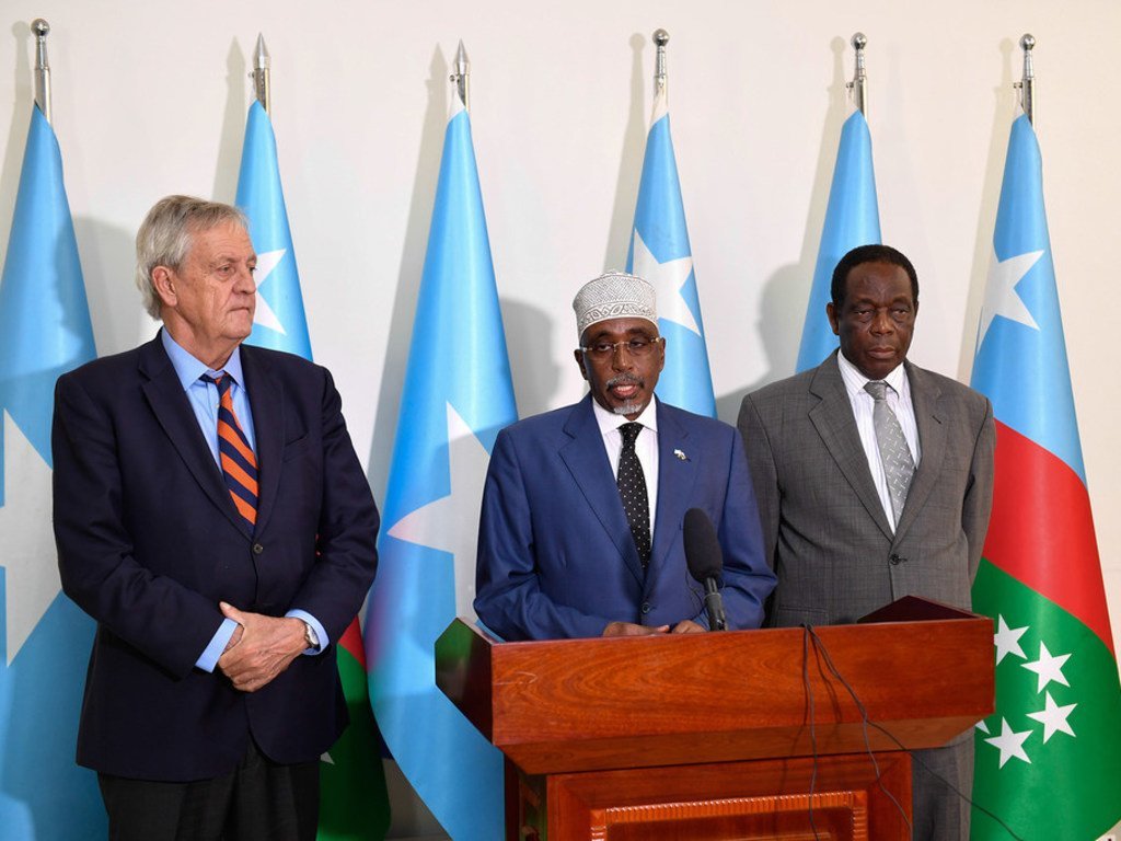 أرشيف: شريف حسن شيخ عدن (في الوسط)، رئيس ولاية جنوب غرب الصومالية مخاطبا الصحفيين خلال مؤتمر صحفي مشترك في بيدوا، مع نيكولاس هايسوم (يسار)، الممثل الخاص للأمين العام في الصومال.
