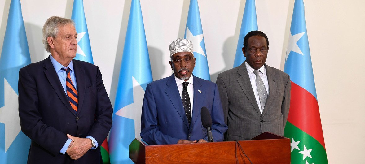 شريف حسن شيخ عدن (في الوسط)، رئيس ولاية جنوب غرب الصومالية مخاطبا الصحفيين خلال مؤتمر صحفي مشترك في بيدوا، مع نيكولاس هايسوم (يسار)، الممثل الخاص للأمين العام في الصومال. والسفير فرانسيسكو ماديرا الممثل الخاص للاتحاد الافريقي في الصومال (يمين).