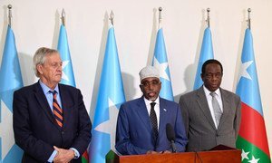 Sharif Hassan Sheikh Adan (center), the President of South West State of Somalia addresses journalists during a joint press conference in Baidoa.  He is flanked by Nicholas Haysom (left), the UN Secretary-General's Special Representative for Somalia, and Ambassador Francisco Madeira (right), the Special Representative of the Chairperson of the African Union Commission (SRCC) for Somalia.  31 October 2018.
