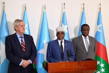 أرشيف: شريف حسن شيخ عدن (في الوسط)، رئيس ولاية جنوب غرب الصومالية مخاطبا الصحفيين خلال مؤتمر صحفي مشترك في بيدوا، مع نيكولاس هايسوم (يسار)، الممثل الخاص للأمين العام في الصومال.