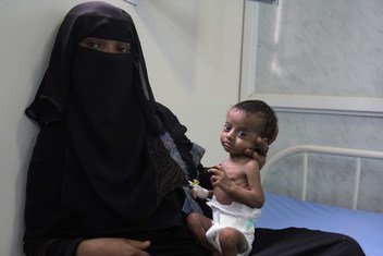 الطفل صالح البالغ من العمر 4 أشهر مع أمه نورا داخل مستشفى الحديدة الرئيسي. ما يقارب من نصف مليون طفل ومليوني أم في اليمن مهددون بالموت بسبب النقص الحاد في التغذية بسبب الصراع الدائر هناك. 
