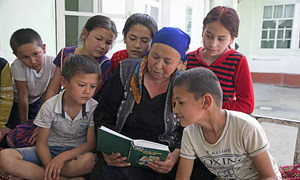 В ЮНЕСКО предлагают больше читать детям, чтобы помочь им пережить изоляцию. 