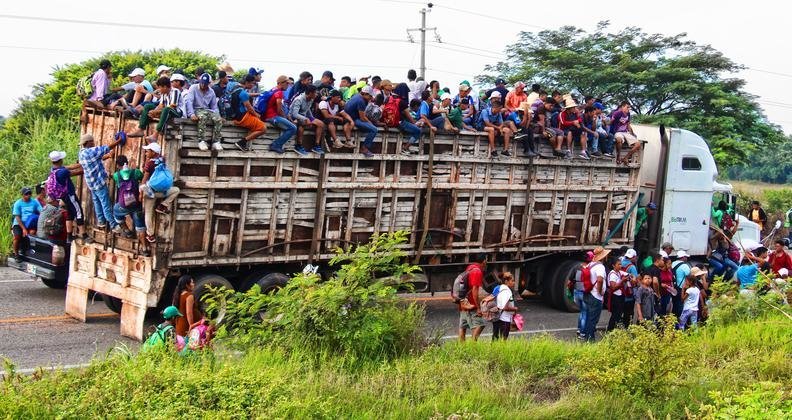 ARCHIVO Una caravana de migrantes centroamericanos pasa por Chiapas, México.