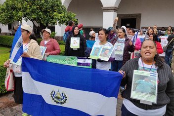Группа сальвадорских матерей, которые ничего не знают о судьбе своих детей и других пропавших без вести родственниках, отправившихся в другие страны в качестве мигрантов 