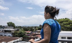 Una adolescente de 15 años mira desde el balcón de un centro de tránsito para migrantes en Ciudad de Guatemala. 