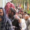 2018年10月27日，数百名选民聚集在阿富汗坎大哈的一家投票站门前参加议会选举。由于警察总监在10月18日，全国选举投票日前两天遇刺身亡，坎大哈省的选举投票推迟至10月27日进行。