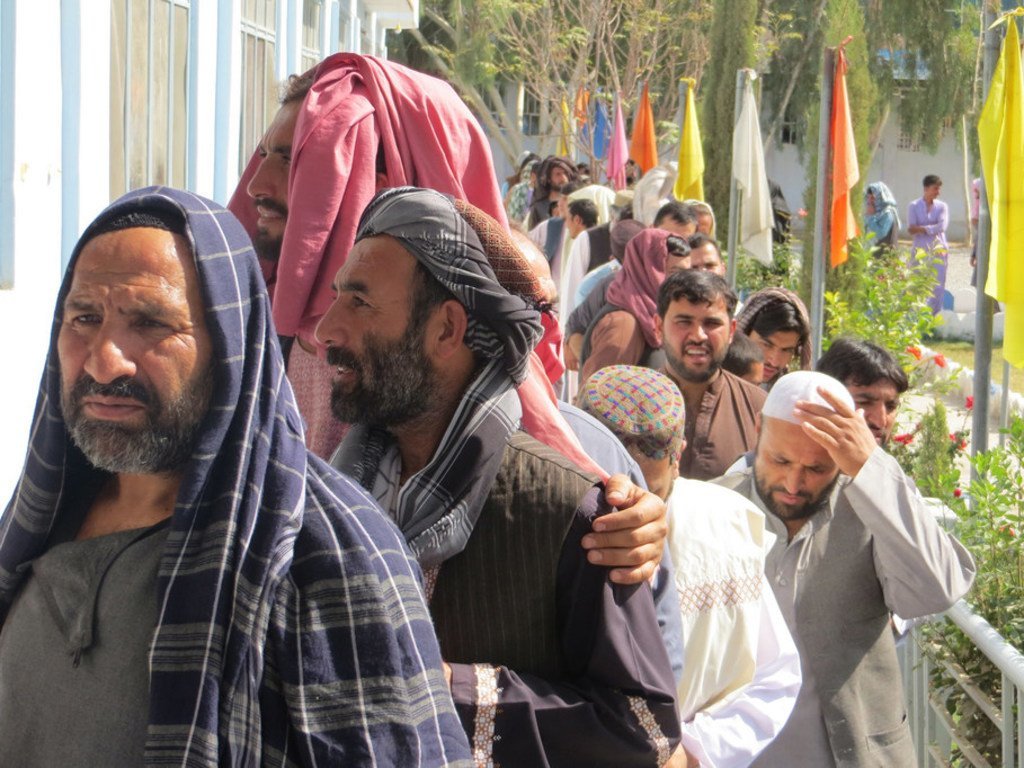 Des électeurs devant un bureau de vote à Kandahar, en Afghanistan, le 27 octobre 2018.