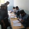  2018年10月27日，数百名选民在阿富汗坎大哈省的两个议会选举投票点排队等候投票。