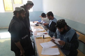 Des électeurs dans un bureau de vote à Kandahar, lors du scrutin législatif en Afghanistan, en octobre 2018.