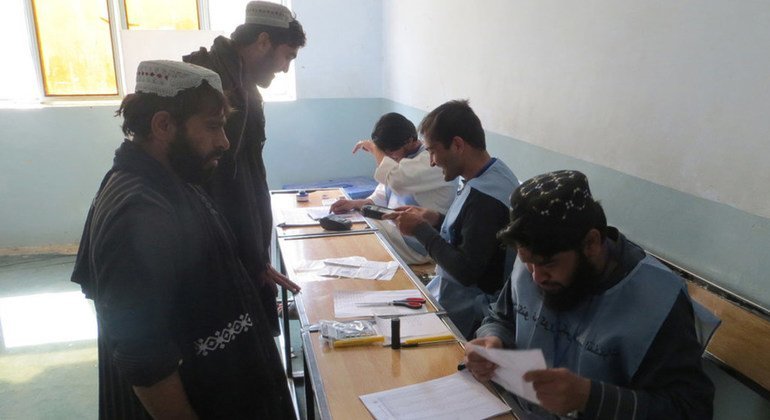 Votantes hacen cola en la provincia de Kandahar durante las elecciones parlamentarias de octubre de 2018 en Afghanistan.