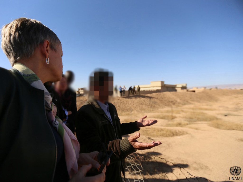 En octobre 2018, Alice Walpole, Représentante spéciale adjointe des Nations Unies pour l'Iraq (à gauche), visite un site de fosses communes dans le village de Kocho, au sud de Sinjar.