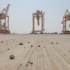 El puerto de Hodeida, en Yemen, un país devastado por la guerra, es una de las principales vías de entrada de ayuda humanitaria y combustible al país