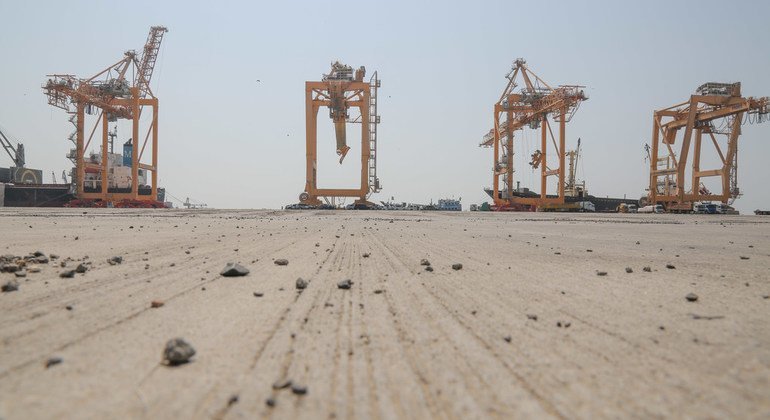 يعتبر ميناء الحديدة في اليمن أحد شرايين الحياة القليلة التي تصل عبرها المساعدات الإنسانية  إلى البلاد.