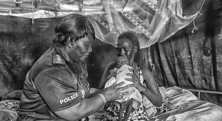 Un oficial de la Policía de las Naciones Unidas (UNPOL) conversa con una desplazada interna en un campamento de las Naciones Unidas en Juba, Sudán del Sur.