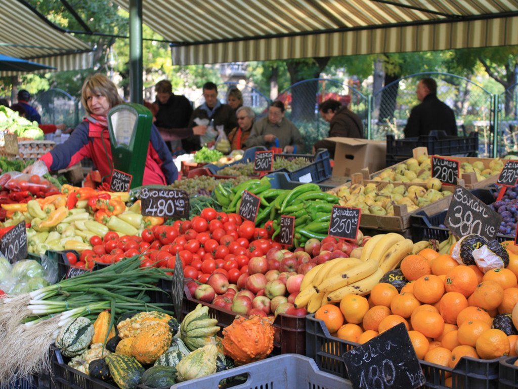 Un mercado de frutas y verduras en Budapest, Hungría.