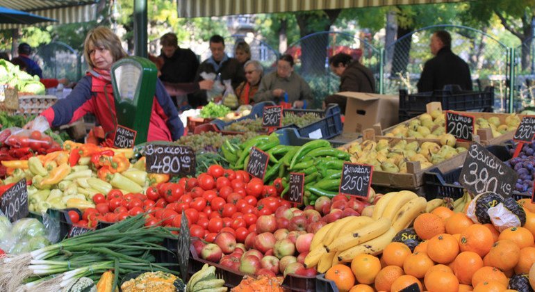 Un mercado de frutas y verduras en Budapest, Hungría.