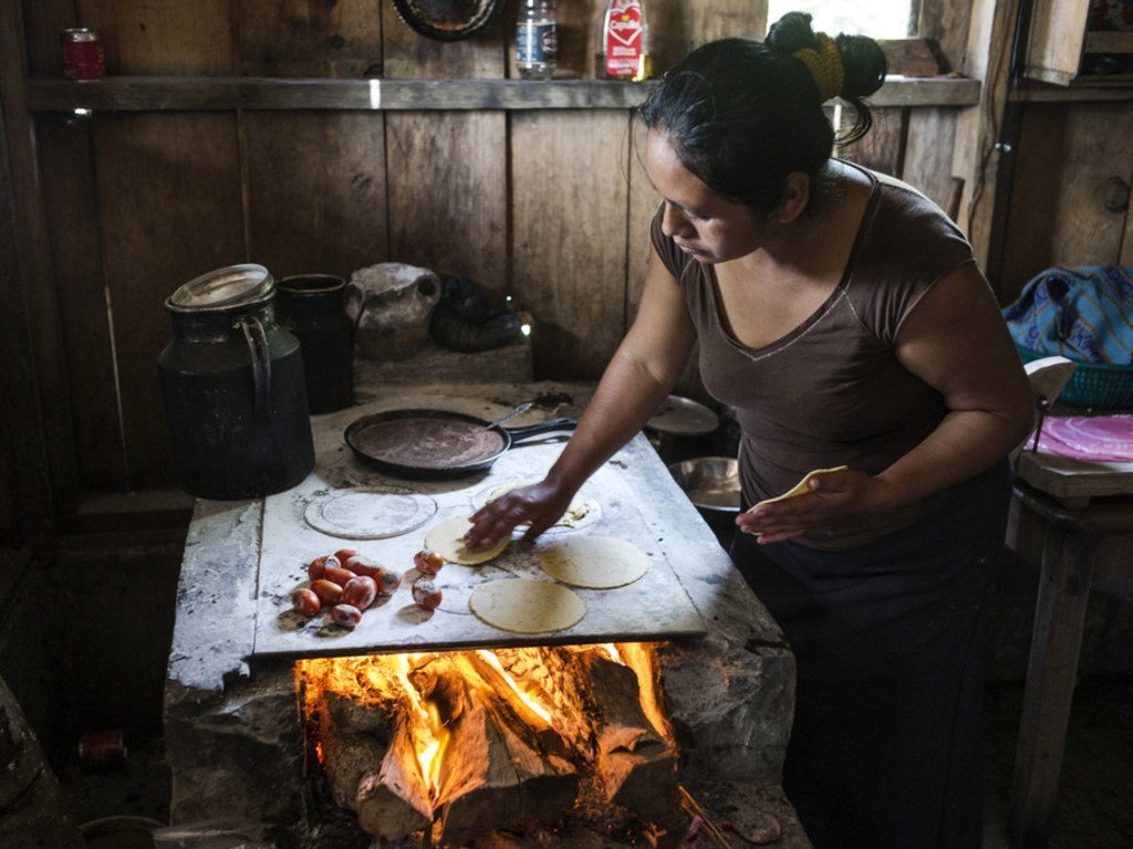 从危地马拉逃到墨西哥恰帕斯州的荷西(Emilia Felipe Jose)在家中制作玉米饼。