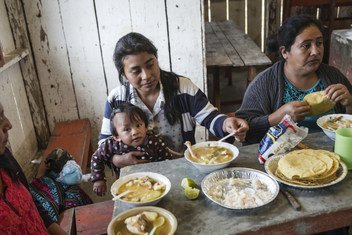 Campesinos almuerzan en San Lorenzo, Chiapas, México. El pueblo ha recibido a muchos guatemaltecos que huyeron de su país hace algunos años. 20 julio 2017