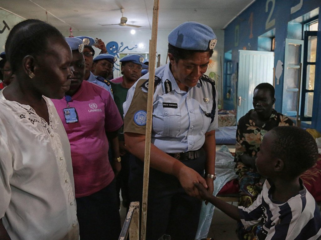 ARCHIVO: Unaisi Bolatolu-Vuniwaqa (centro), responsable de la Policía en la Misión de la ONU en Sudán del Sur (UNMISS), visita el Hospital Infantil de Juba junto a otras mujeres policía de las Naciones Unidas.