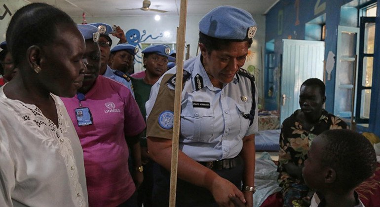 Unaisi Bolatolu-Vuniwaqa (katikati) Kamishina wa polisi wa mpango wa Umoja wa Mataifa Sudan Kusini UNMISS na maafisa wengine wanawake wa UNPOL wakizuru hospital ya watoto Juba na chuo cha uganda Juba ambako wametoa msaada wa vitu visivyo chakula . Kamishi