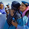 پاکستانی پولیس افسر فرخندہ اقبال یو این اے ایم آئی ڈی میں سوڈان سے تعلق رکھنے والی اپنی ساتھی سے گلے مل رہی ہیں۔