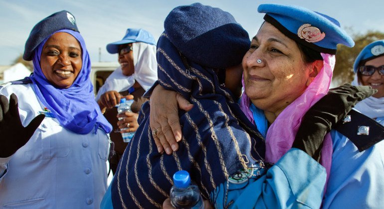 Farkhanda Iqbel (righ), UNAMID police woman from Pakistan, embraces a Sudanese Policewoman before participating in a  march organized by UNAMID to commemorate the International Women's Day in El Fasher, North Darfur. (file)