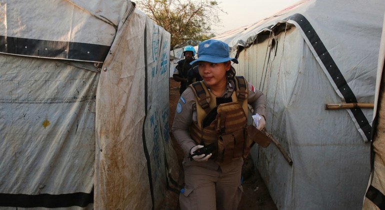 南苏丹首都朱巴，一名来自印度尼西亚的女警正在一处联合国维和特派团的平民保护点内开展搜索任务。