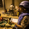 Une femme nigérienne membre de la police de l’ONU en patrouille dans la ville de Tombouctou, au Mali