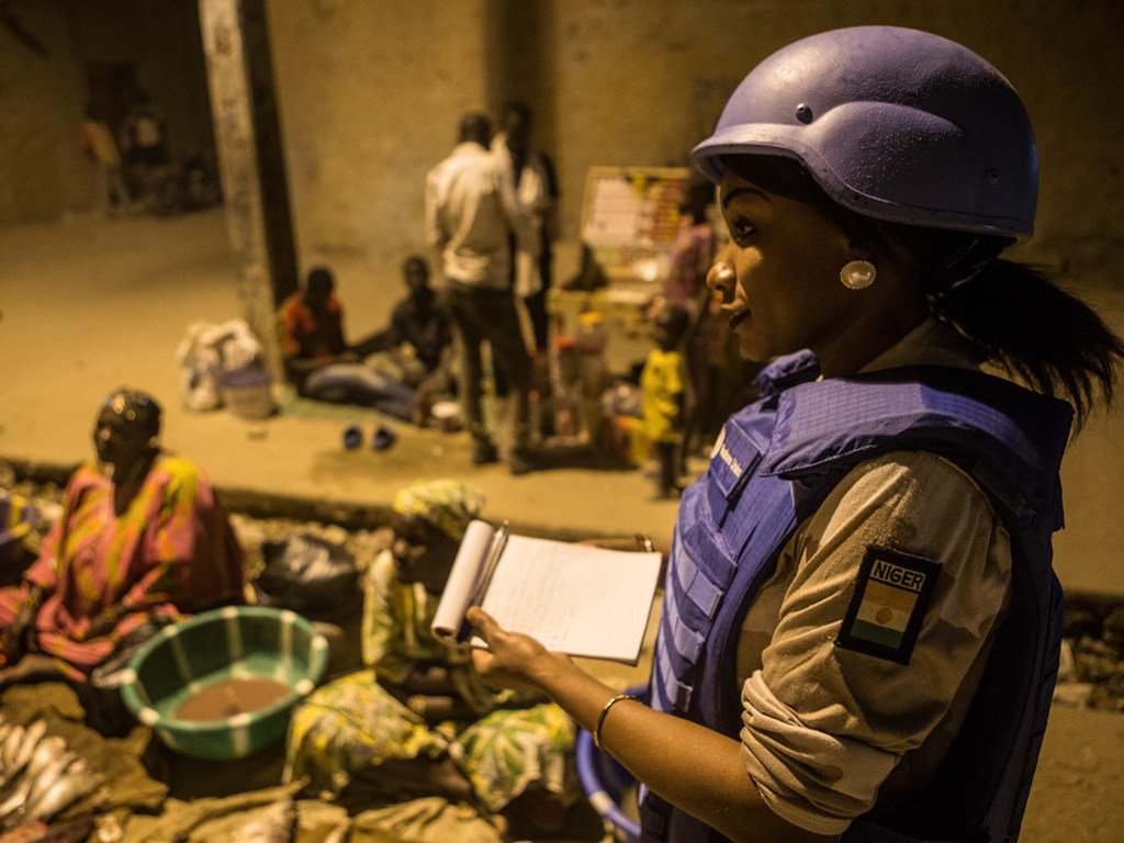 Une femme nigérienne membre de la police de l’ONU en patrouille dans la ville de Tombouctou, au Mali