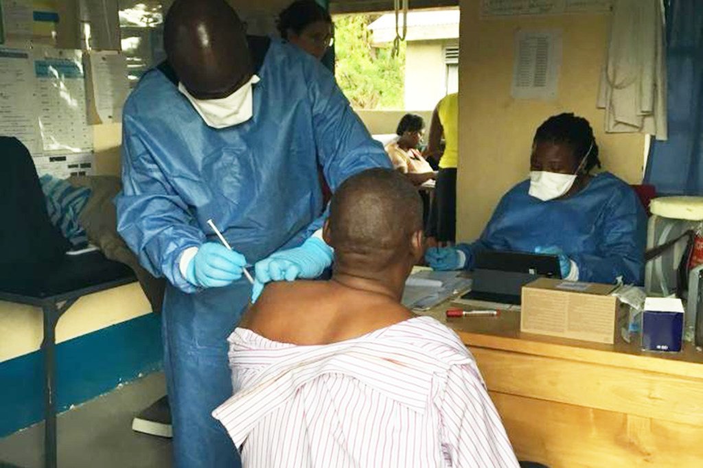 فريق التطعيم يقوم بتلقيح عامل صحي في رويبيسنغو بأوغندا