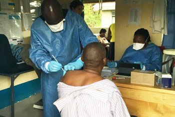 Un hombre es vacunado en Rwebisengo, en Uganda, contra el ébola