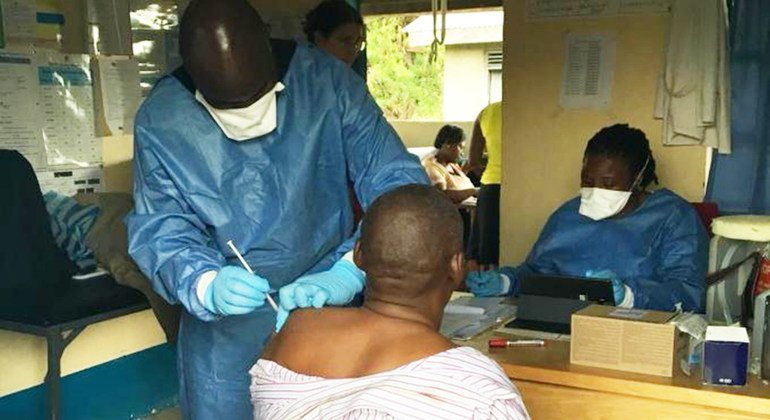Un hombre es vacunado en Rwebisengo, en Uganda, contra el ébola