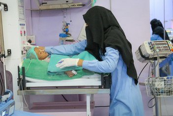 إحدى العاملات في  الرعاية الصحية تفحص طفلا يعاني من سوء التغذية الشديد في مستشفى الثورة في الحديدة ، اليمن. 31 أكتوبر 2018.