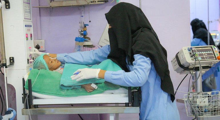 Una trabajadora de la salud examina a un niño en tratamiento por desnutrición aguda en el hospital Al Thawra en Hodeida, Yemen.