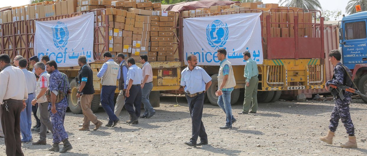 Le Directeur régional de l'UNICEF pour le Moyen-Orient et l'Afrique du Nord, Geert Cappelaere, surveille l'arrivée de l'aide humanitaire dans le port de Hodeïda, au Yémen et le chargement de camions. 1er novembre 2018.