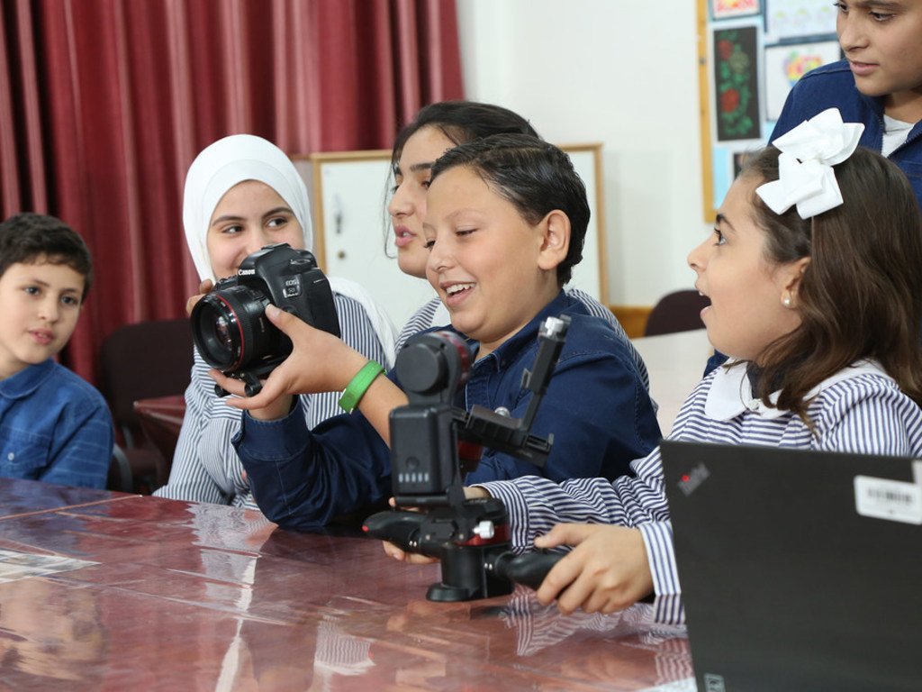 طلاب مدارس تابعة لوكالة الأونروا في غزة، أثناء حوار مع أخبار الأمم المتحدة في مدرسة بنات الرمال.